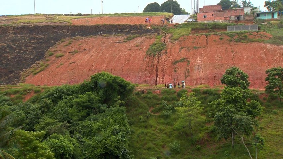 Corpo de jovem é encontrado no bairro Prolar, em Cariacica (Foto: Vinícius Gonçalves/ TV Gazeta)