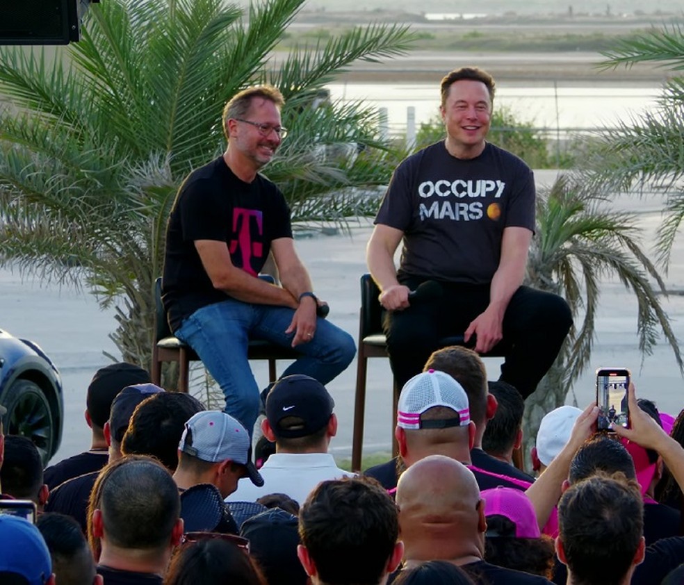 Mike Sievert, da T-Mobile e Elon Musk, da SpaceX — Foto: Reprodução/YouTube/SpaceX