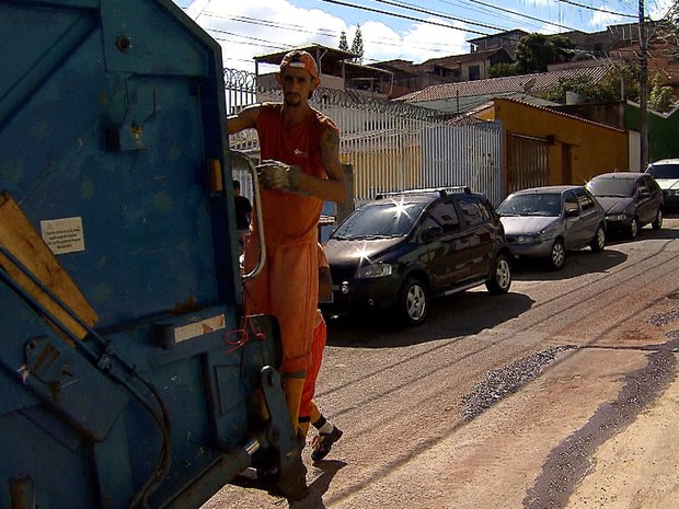 Superintendência do Trabalho proíbe garis na traseira de caminhões em BH (Foto: Reprodução/TV Globo)