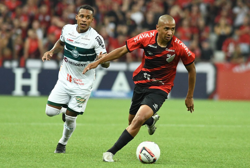 Cruzeiro tenta fechar empréstimo do volante Pablo Siles, do Athletico-PR