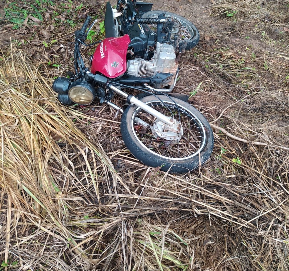Moto da vítima foi retirada do leito do rio pelos moradores — Foto: Corpo de Bombeiros/ Divulgação