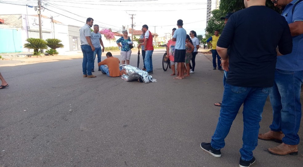 Motociclista morreu na hora no bairro Nossa Senhora das Graças — Foto: Tiago Frota/Rede Amazônica