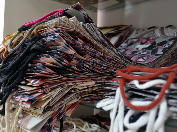 Sacolas feitas por casal de Monte Sião, que reaproveita sobras do processo de produção de malhas (Foto: Daniela Ayres/G1)