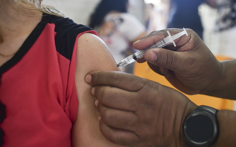 Mulher recebe dose de vacina contra a gripe no Distrito Federal — Foto: André Borges/Agência Brasília