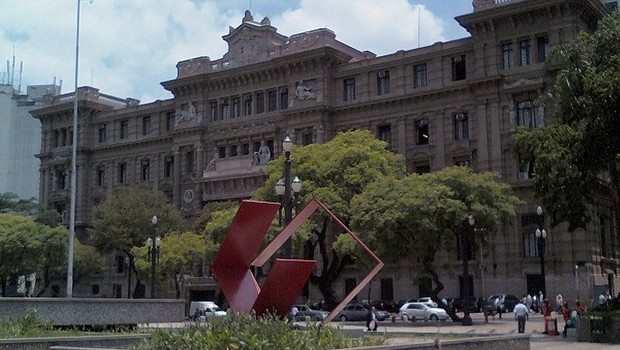 Tribunal de Justiça-SP visto a partir da praça da Sé (Foto: Wikimedia Commons)