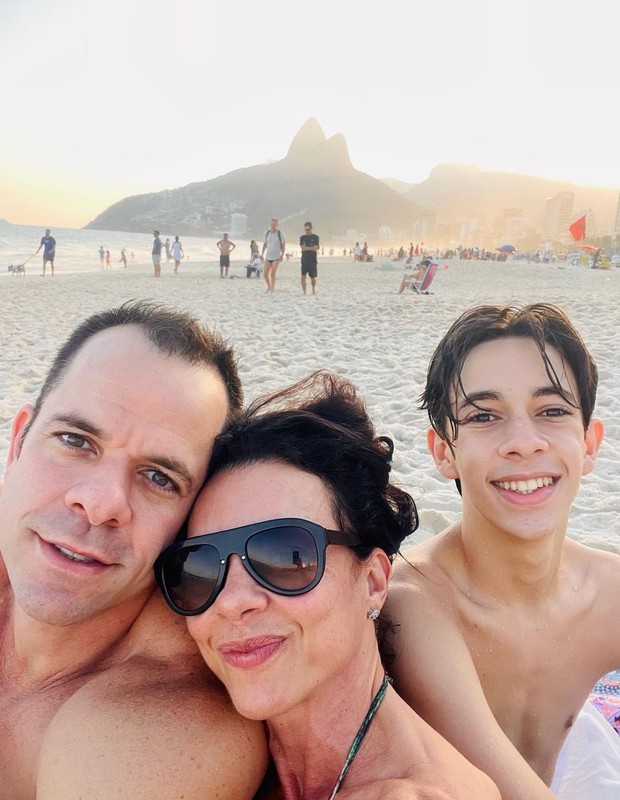 Carla Marins com o marido, Hugo Baltazar, e o filho, Leon, na Praia de Ipanema, no Rio (Foto: Reprodução/Instagram)