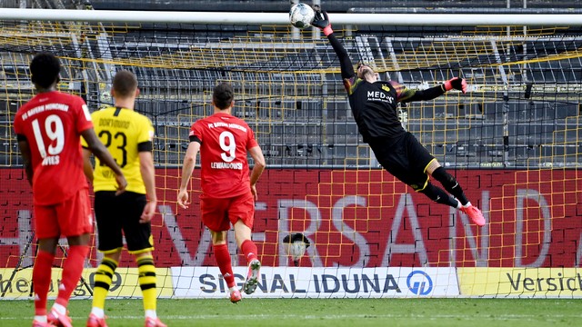 Bürki se estica mas não alcança chute de Kimmich no gol do Bayern de Munique sobre o Borussia Dortmund 
