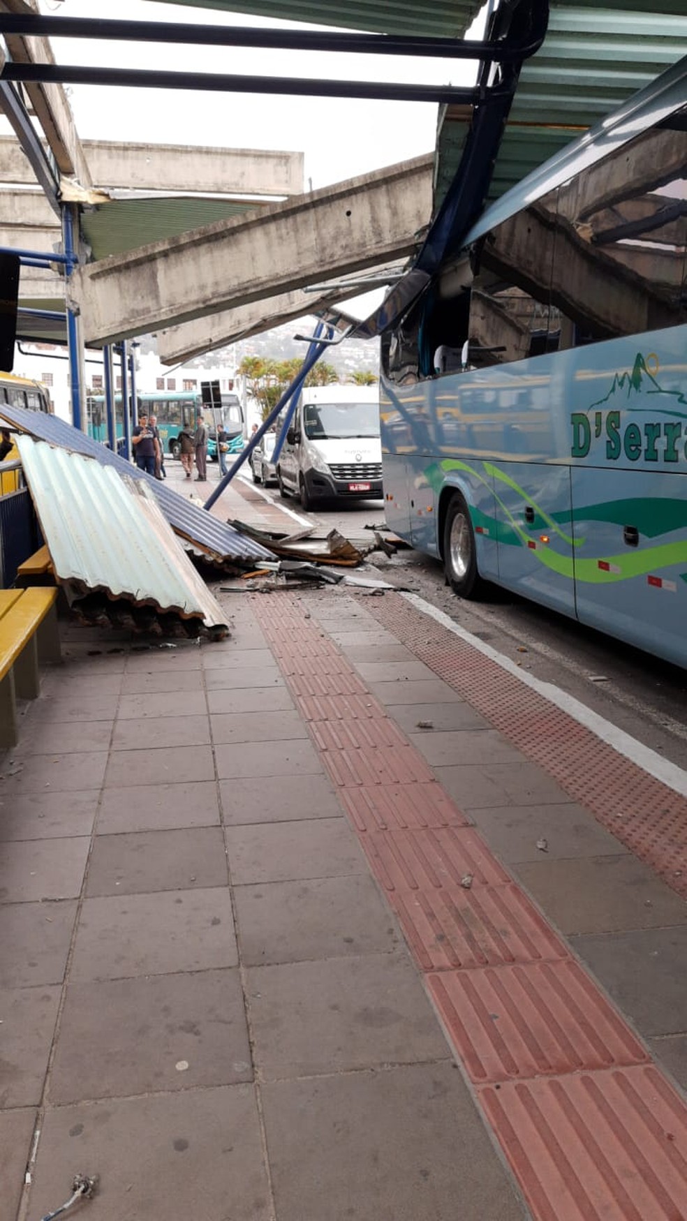 Estrutura do Terminal Urbano Cidade de Florianópolis cedeu com acidente de caminhão — Foto: Guarda Municipal/Divulgação
