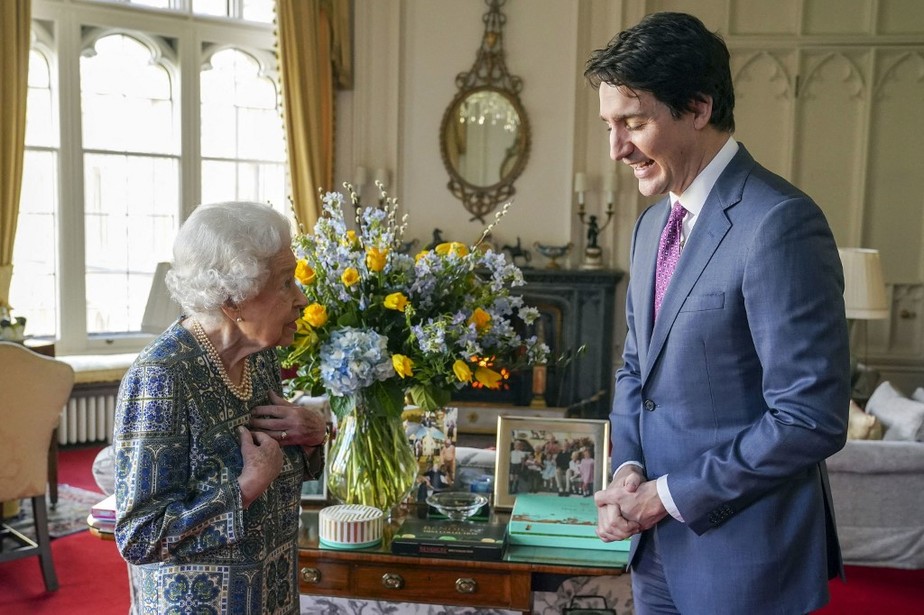 Elizabeth II fala com primeiro-ministro canadense Justin Trudeau durante audiência no Castelo de Windsor