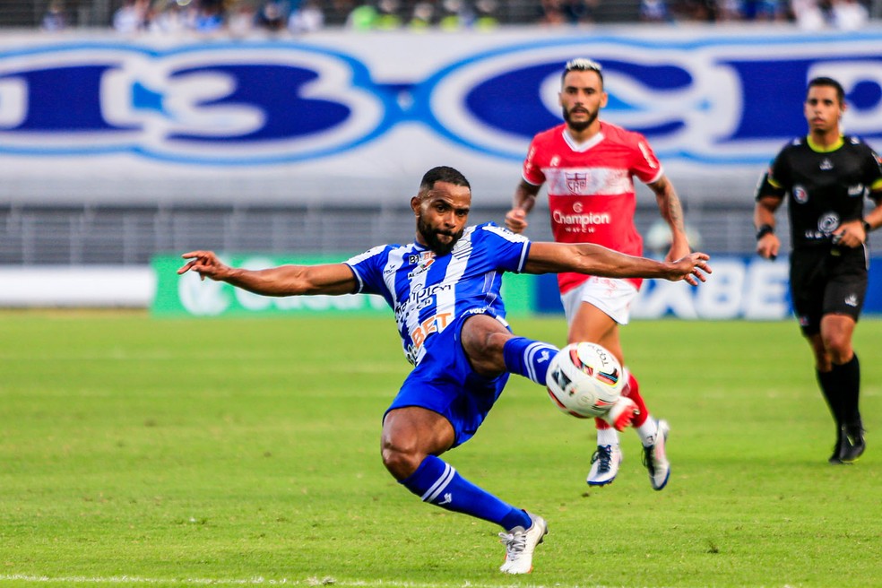 William deve ser a baixa do CSA contra o Floresta — Foto: Ailton Cruz/Gazeta de Alagoas