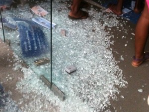 Vidros foram quebrados durante tumulto causado por boato em Campos, RJ (Foto: Narayanna Borges/InterTv RJ)