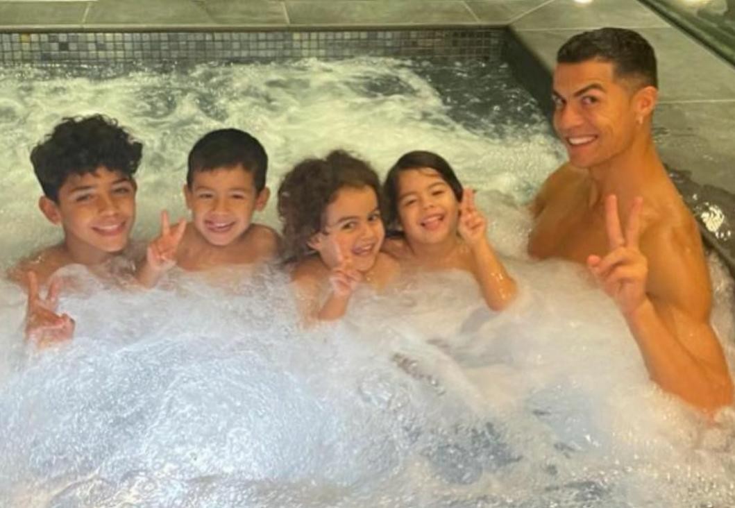 Cristiano Ronaldo e filhos (Foto: Instagram)