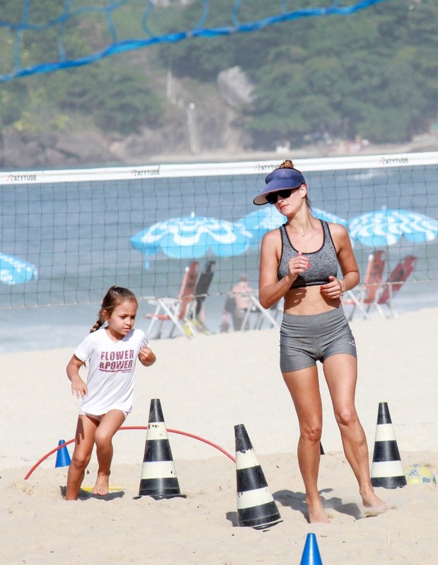 Luiza Valdetaro faz exercícios na companhia da filha caçula, Sophia, de 5 anos (Foto: J/AgNews)