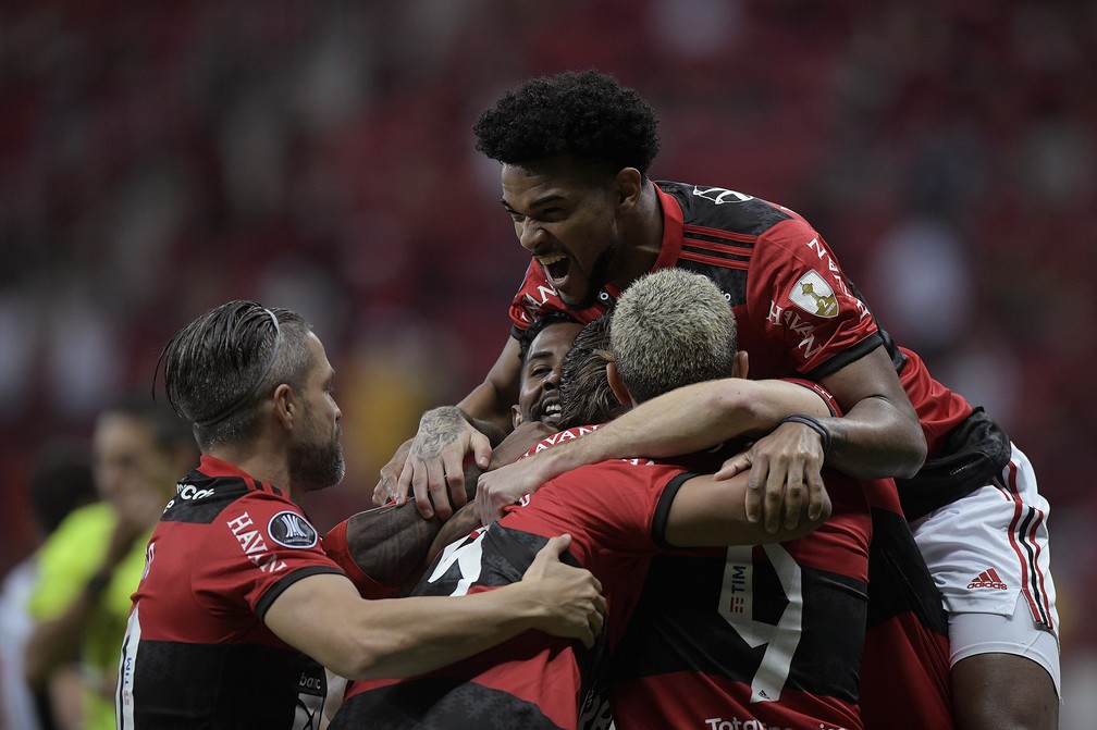 Jogadores do Flamengo comemoram gol contra o Olimpia — Foto: Staff Images / Conmebol