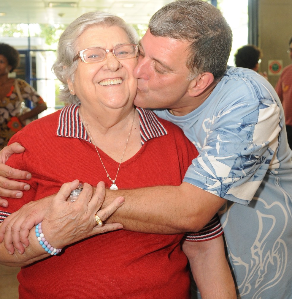 Jorge Fernando e a mãe, Hilda Rebello, em foto nos bastidores da novela 'Caras e Bocas' — Foto: TV Globo / Frederico Rozário