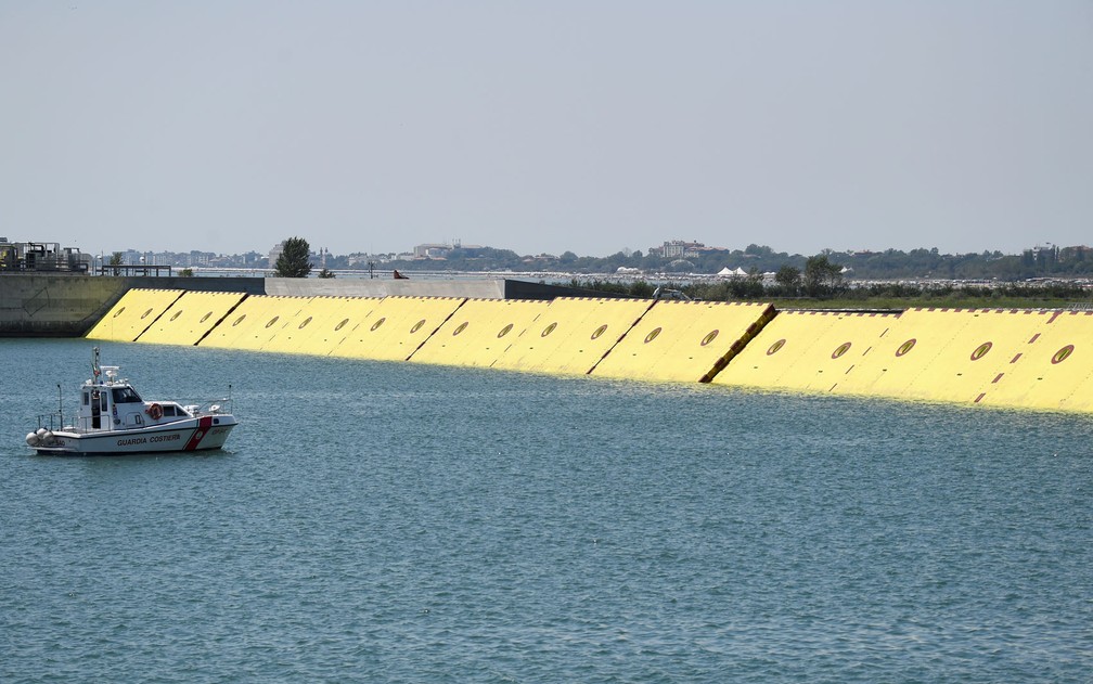 Barreiras móveis amarelas são vistas na superfície da água durante testes do projeto Mose, em Veneza, na Itália, na sexta-feira (10) — Foto:  Reuters/Flavio Lo Scalzo 