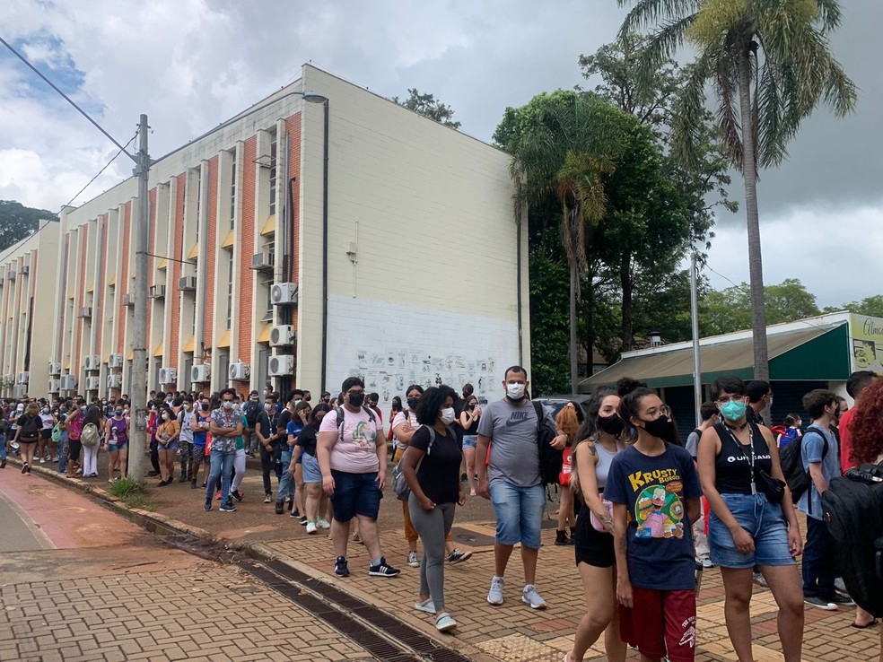 Alunos da Unicamp na fila do bandejão no primeiro dia de aula, em Campinas — Foto: Giuliano Tamura