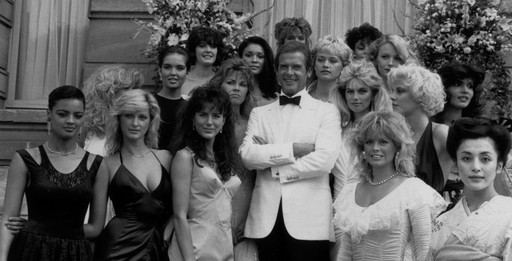 Roger Moore posa com as bons girls do filme "007 - Na Mira dos Assassinos", em 1985