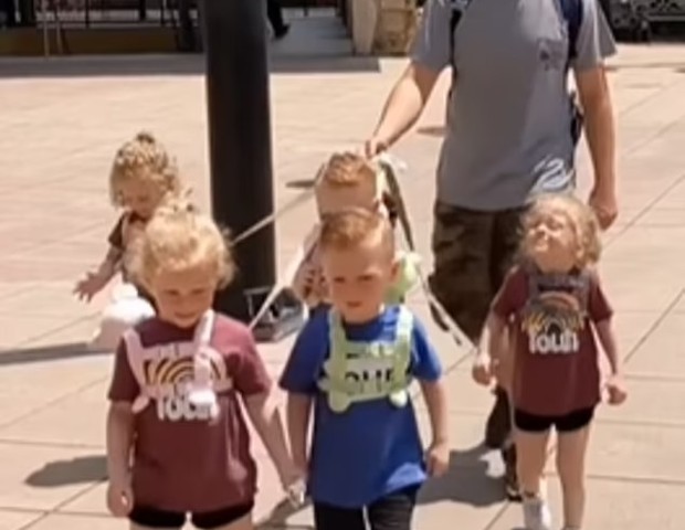 Pai é criticado ao passear com os cinco filhos com "coleira" (Foto: Instagram/Daily Mail)