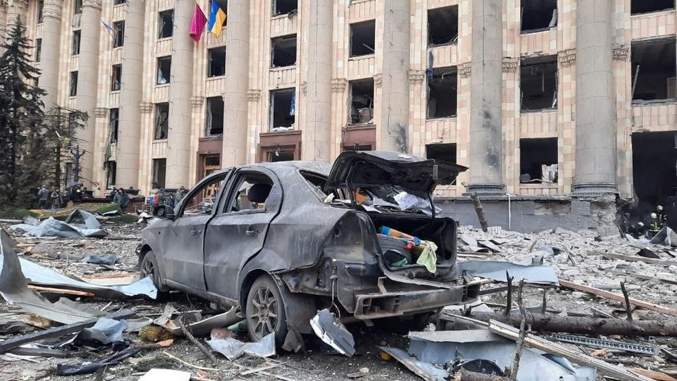 Imagem de carro que estava perto de prédio governamental de Kharkiv atingido por míssil russo em 1º de março de 2022 — Foto: Divulgação/Serviço de Emergência da Ucrânia/AFP