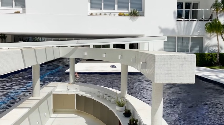 Ana Hickmann curte folga na própria mansão e tamanho da piscina impressiona (Foto: Reprodução/YouTube)