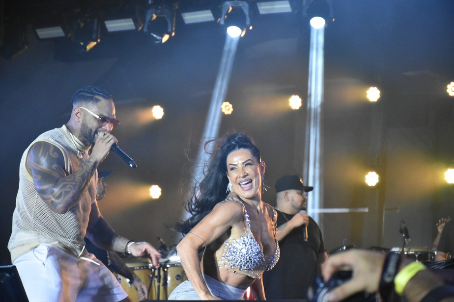 Scheila Carbalho dança em show