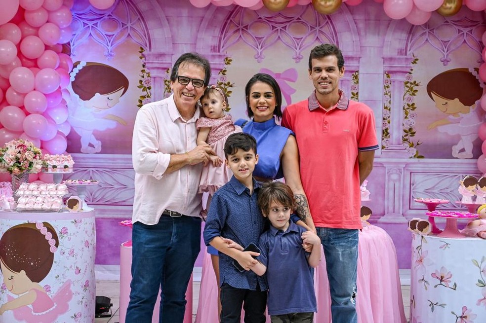 Nixon ao lado dos filhos, Bruna, Igor e Maria Alice, e netos, Caleb e Benjamin � Foto: Rondinelle de Paula/Arquivo Pessoal