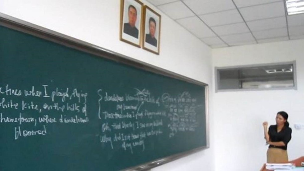 Suki na sala de aula traduzindo a letra de uma canção norte-coreana para seus estudantes (Foto: Cortesia Suki Kim)
