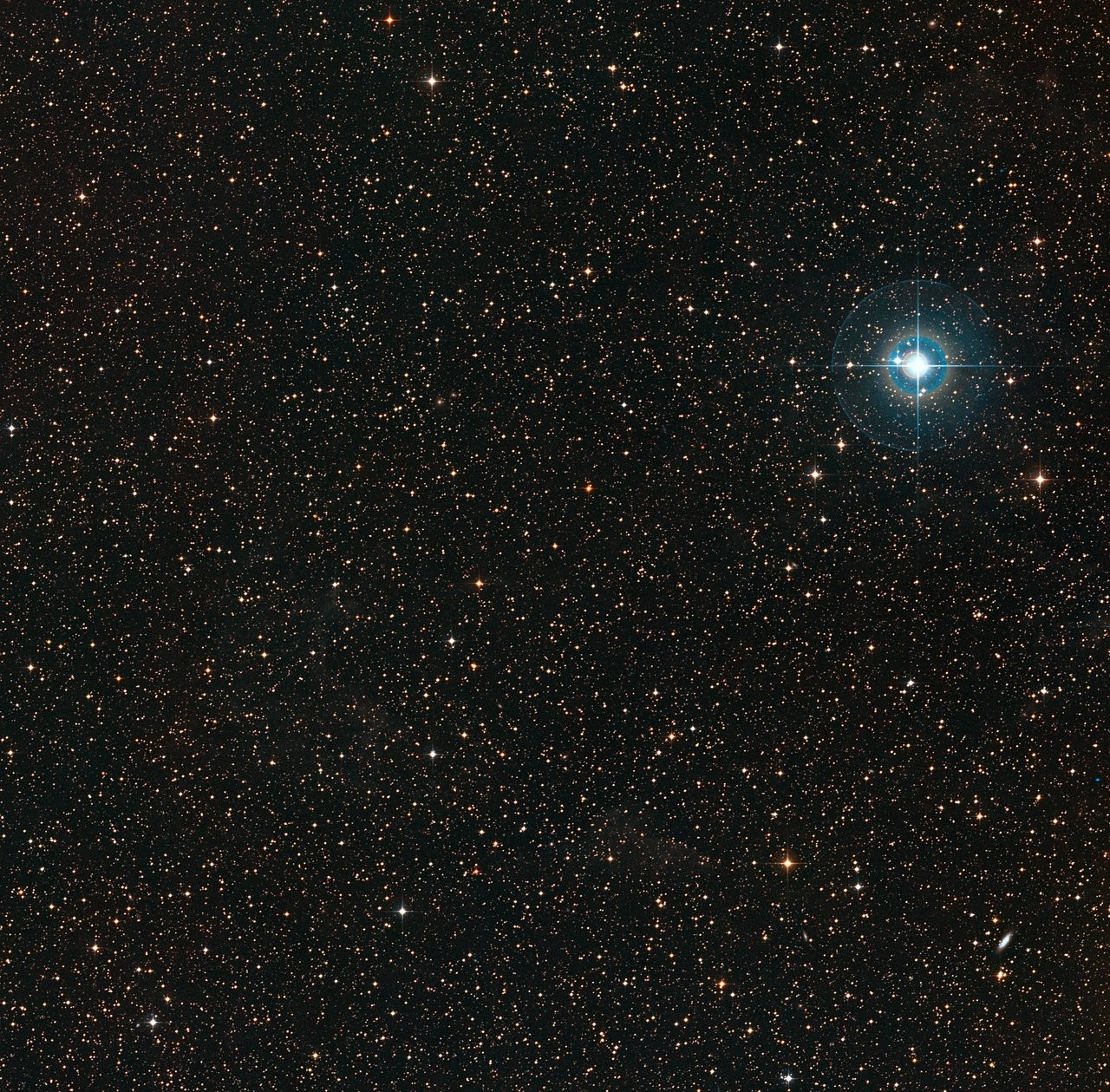 O céu em torno da ténue estrela anã laranja PDS 70 (localizada no centro da imagem). A estrela azul brilhante situada à direita é a χ Centauri.  (Foto: ESO/Digitized Sky Survey)