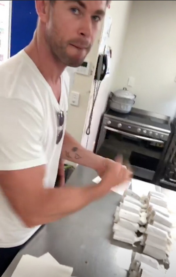 O ator Chris Hemsworth preparando os lanches para os filhos e coleguinhas na cantira da escola das crianças (Foto: Instagram)
