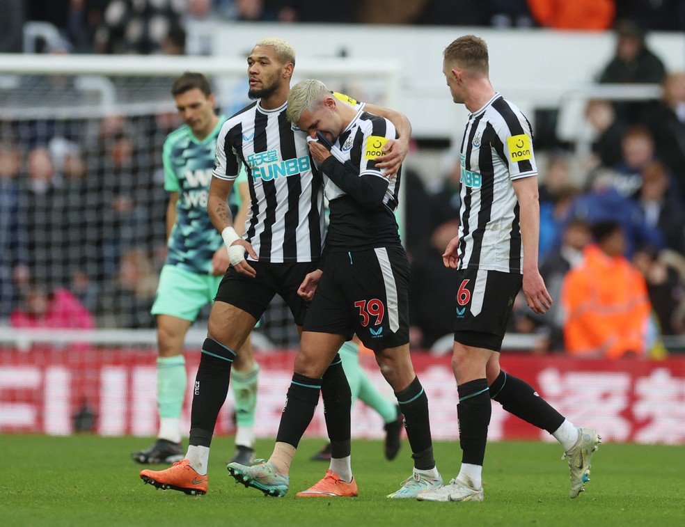 Bruno Guimarães deixa jogo do Newcastle chorando e consolado por Joelinton após lesão no tornozelo — Foto: Lee Smith/Reuters