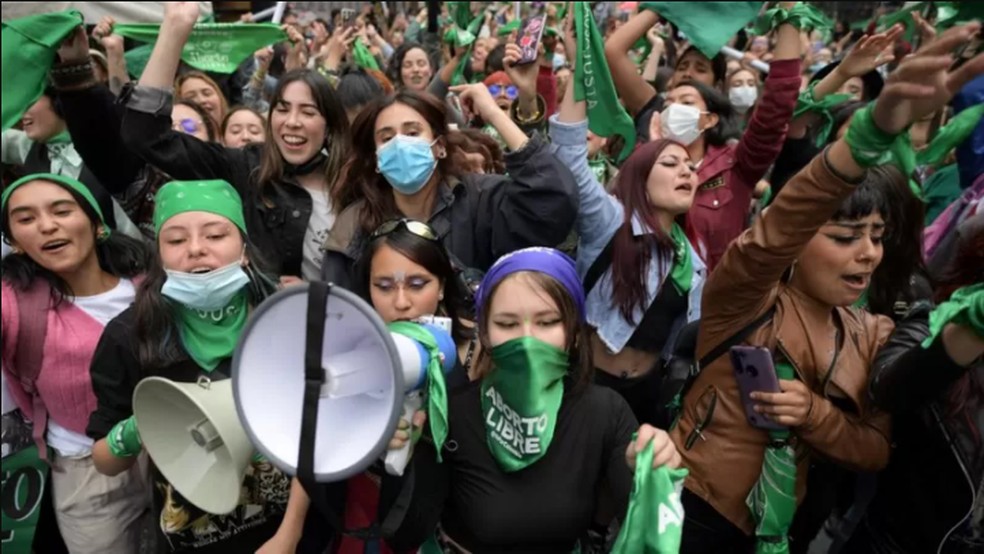 Ativistas do direito ao aborto comemoram conquista na Colômbia em 2022 — Foto: Getty Images/via BBC