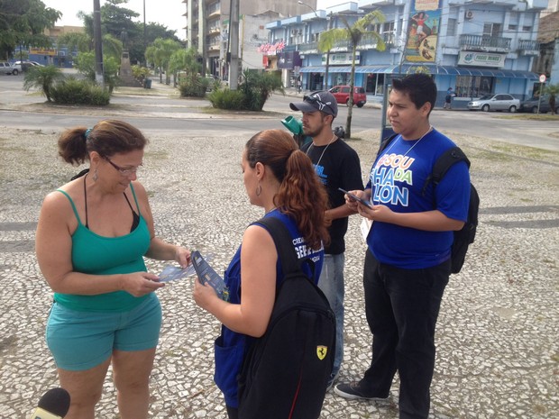 Agentes da Secretaria da Saúde e voluntários entregam panfletos sobre o combate à dengue em Paranaguá (Foto: Luiza Vaz/ RPC)