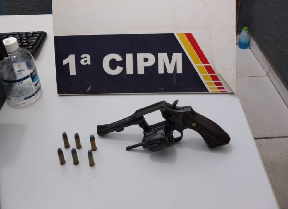 Arma encontrada com os suspeitos na entrada do resort de luxo em Chapada dos Guimarães — Foto: PMMT