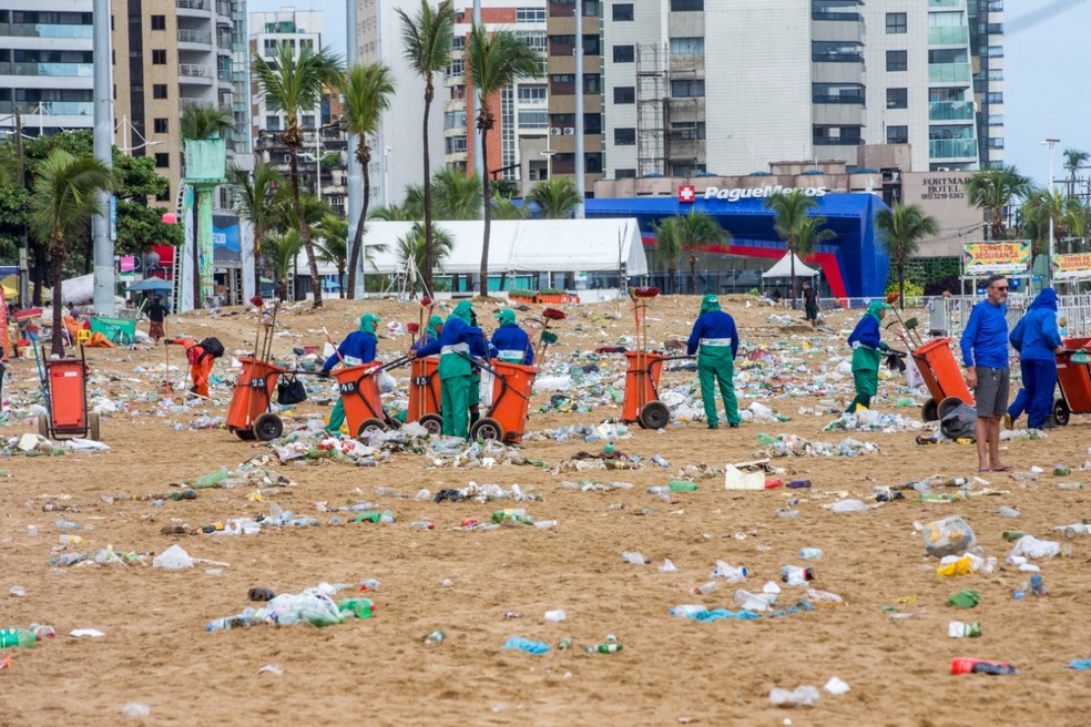 Garis recolhem centenas de resíduos nas areias da Praia de Iracema, em Fortaleza — Foto: Camila Lima