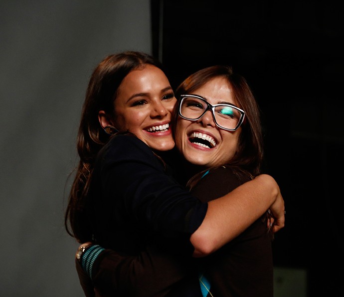 Abraços e sorrisos marcam a sintonia entre Bruna e Maria (Foto: Raphael Dias / Gshow)