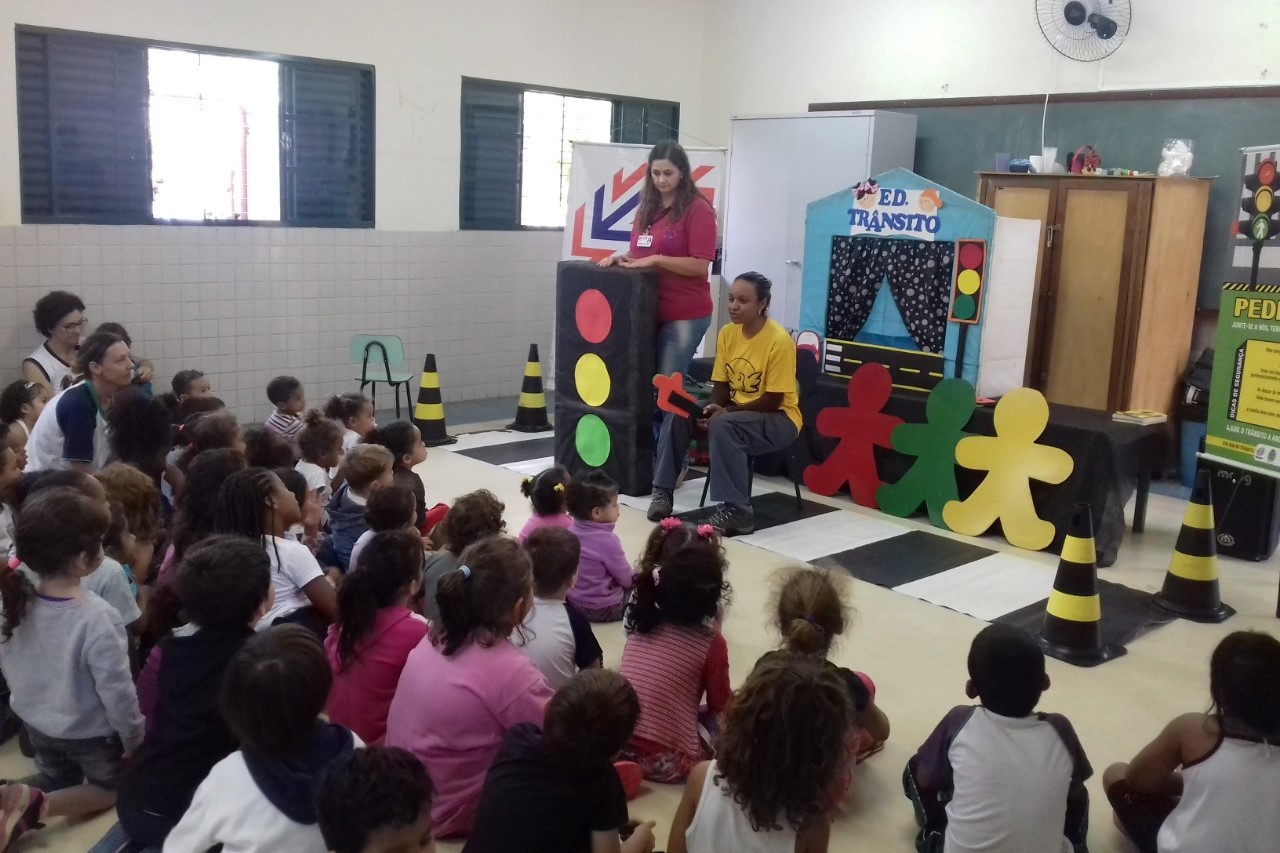 Teatro de fantoches marca volta da educação de trânsito para crianças em Bauru