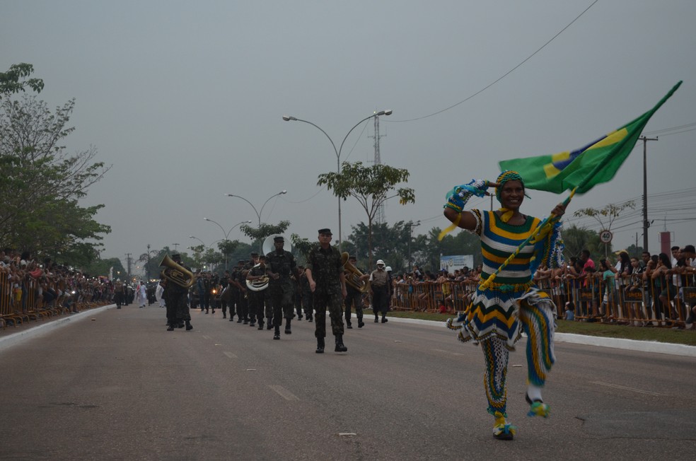 Bailarina da Pra&ccedil;a abriu o desfile c&iacute;vico-militar em Porto Velho (Foto: Toni Francis/G1)
