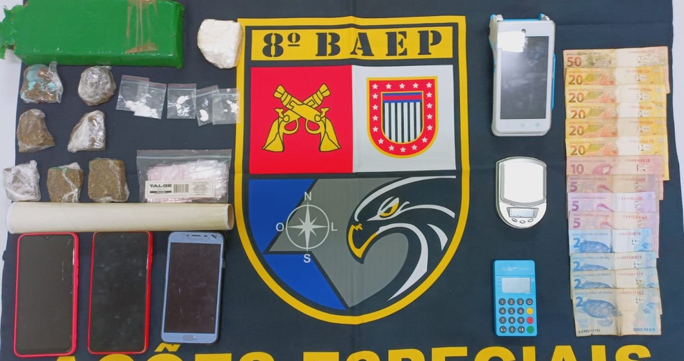 Casal foi preso com porções de maconha e cocaína nesta quarta-feira (29) — Foto: 8º Baep