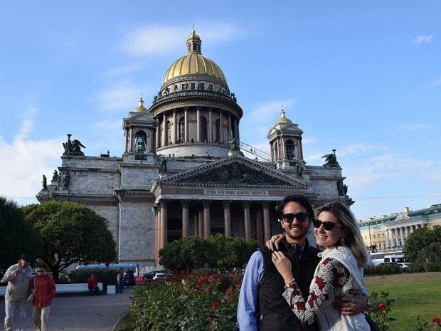 Lala Rebelo e seu marido em São Petersburgo (Foto: Reprodução/Lala Rebelo Travel Blog)