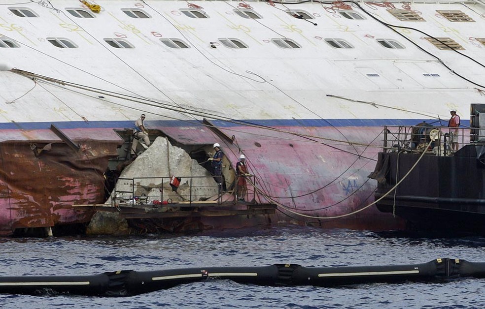 Trabalhadores preparam para remover uma pedra gigante do casco do cruzeiro Costa Concordia, na Itália, em novembro de 2016 — Foto: Remo Casilli/Reuters