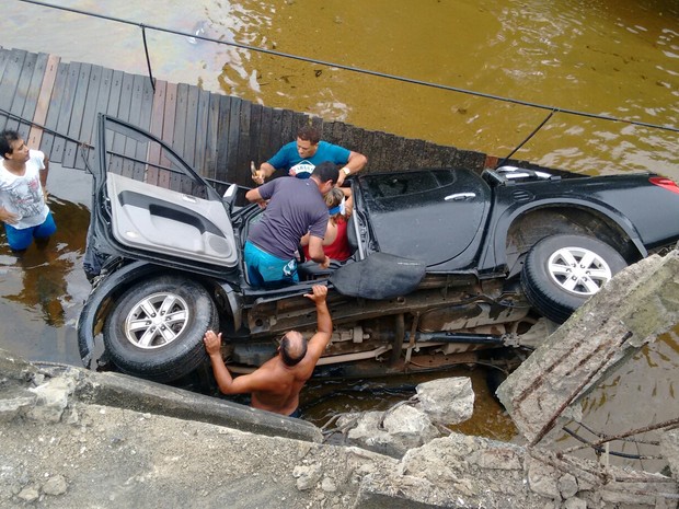 Carro capotou em Caraguatatuba  (Foto: Reginaldo Machado/ Vanguarda Repórter)