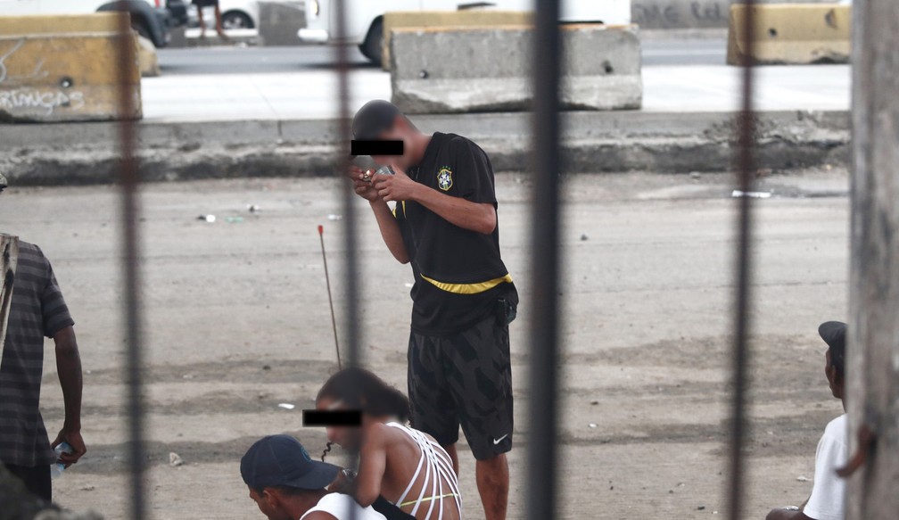 Homem acende cachimbo na Avenida Brasil (Foto: Marcos Serra Lima/G1)