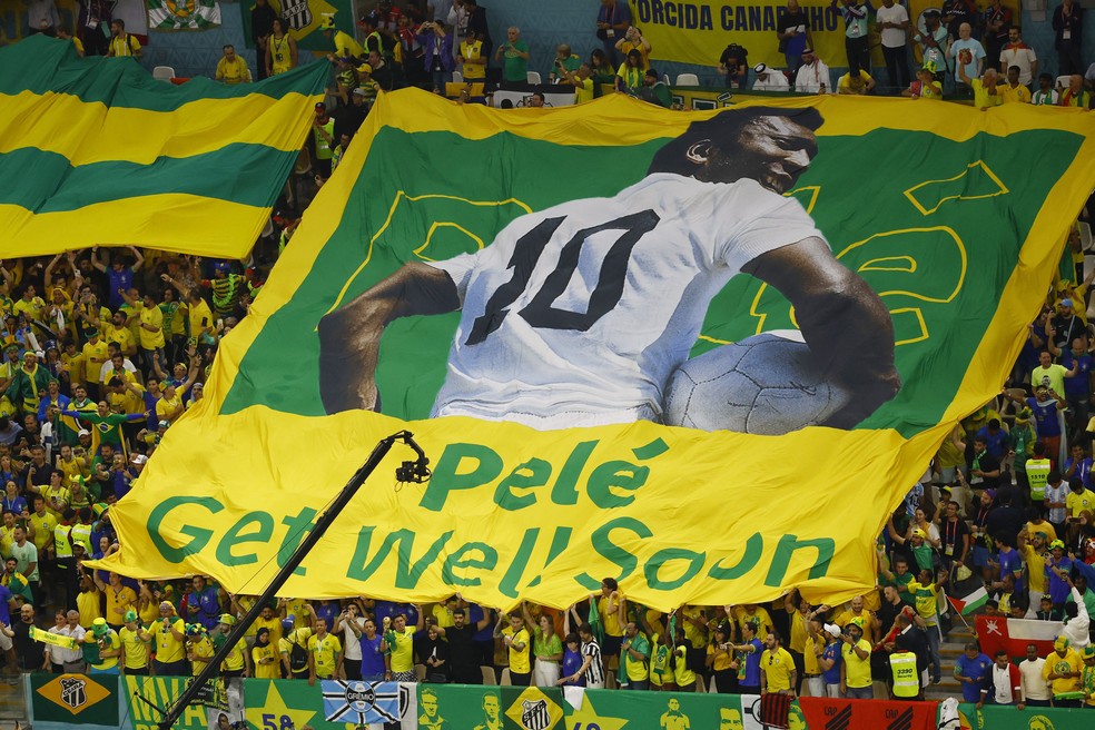 Faixa estendida em estádio do Catar torce pela recuperação rápida de Pelé, internado em São Paulo. — Foto: REUTERS/Peter Cziborra