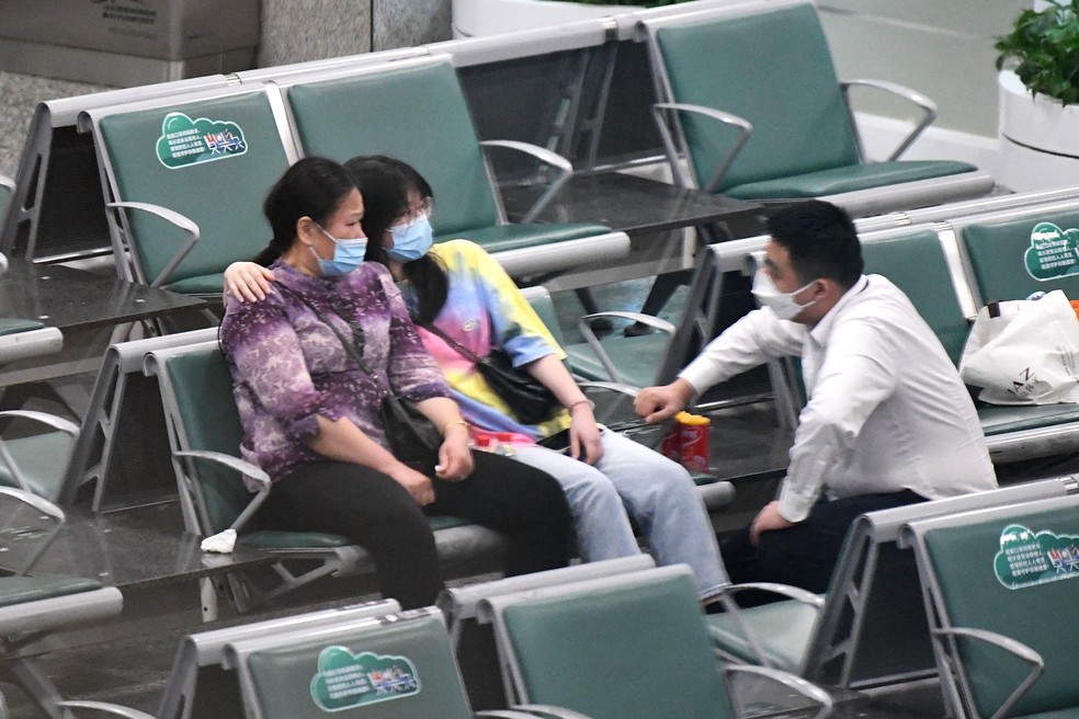 Parentes dos passageiros são vistos na área de espera do Aeroporto Internacional Guangzhou Baiyun, na província de Guangdong, no sul da China, nesta segunda-feira (21) — Foto: Noel Celis/AFP