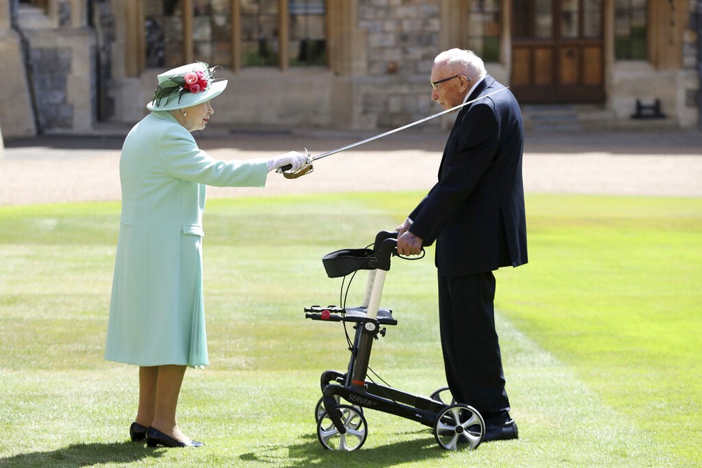Rainha concede título de sir a Tom Moore, em 17 de julho de 2020 — Foto: Chris Jackson/Getty Pool/Via AP