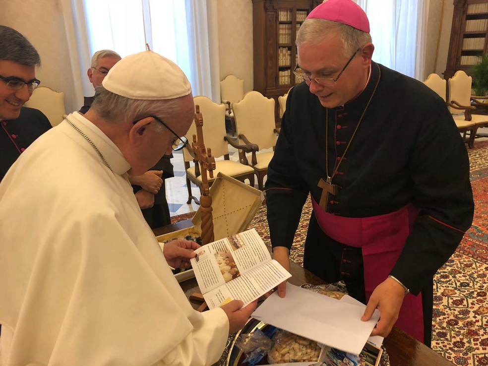 Bispo de Óbidos durante reunião com o Papa Francisco para apresentação de projeto do barco-hospital — Foto: Diocese de Óbidos
