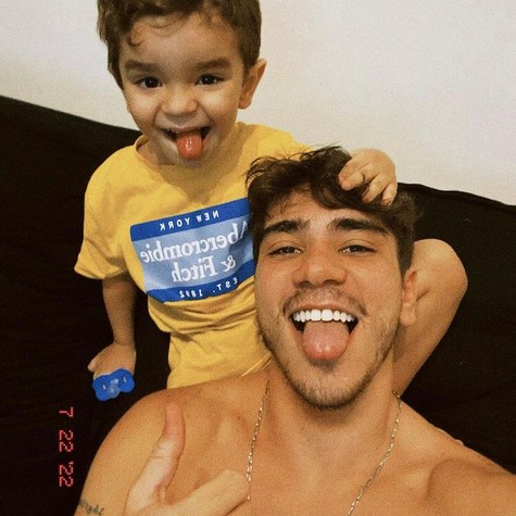 João Fernandes e o filho  (Foto: Reprodução/Instagram)