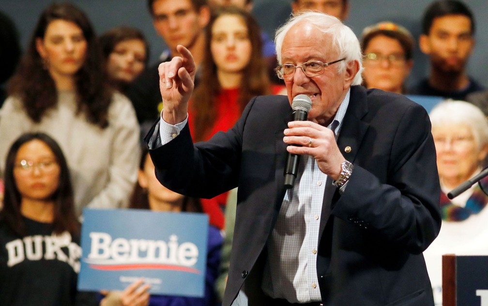 O senador e pré-candidato democrata Bernie Sanders, durante comício em Durham, na Carolina do Norte, na sexta-feira (14) — Foto: Reuters/Jonathan Drake