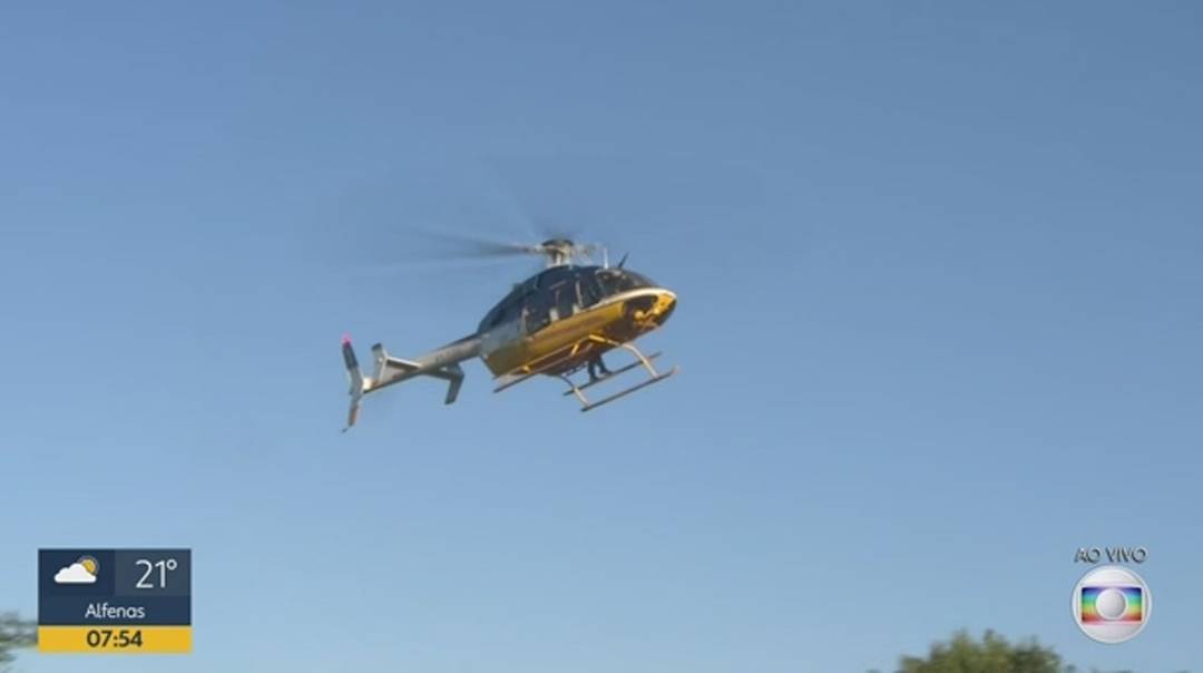 Helicóptero chega à base das equipes de resgate em Brumadinho